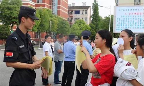 2017高考特警帅-高考执勤特警被班主任一眼认出