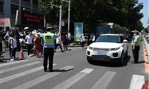 交警设高考便民帐篷-高考交警为考生保驾护航