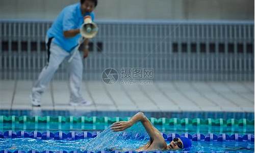 日本游泳运动员压在中国游泳运动员身上_去日本训练的游泳体育运