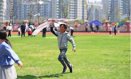 80岁以上老年卡上的钱如何消费_新江湾城公园放风筝