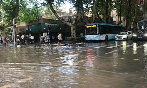 南京 暴雨_江苏南京发布大到暴雨