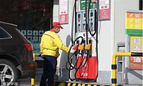 沙特国际油价涨了_沙特石油设施遇袭产量减半,国际油价可能飙升逾10%