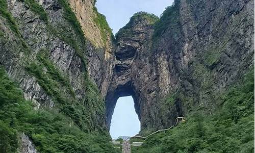 湖南天门山景区_湖南天门山景区有人跳崖官方回应