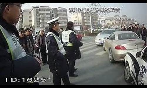 郑州无牌宝马z4女顶跑交警千余米_无牌宝