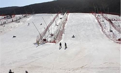 郑州嵩顶滑雪场_郑州景点嵩山滑雪场