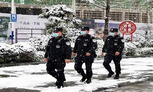 雨雪天气执勤人员坚守岗位_雨雪天气的坚守人