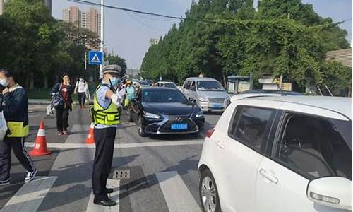 高考交警封路_高考交警开道